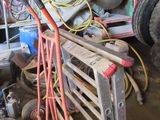 une pile d'objets hétéroclites dans un garage