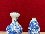 deux vases bleus et blancs posés sur une table