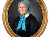 portrait d'une femme portant un bonnet bleu et une robe noire