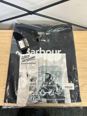 un t-shirt noir avec l'image d'un homme à moto