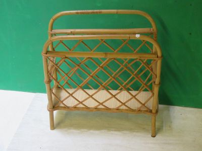 un petit porte-revues en bois avec un mur vert en arrière-plan
