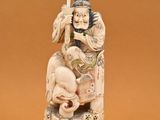une figurine représentant un homme tenant une épée à la main