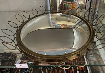 une vitrine en verre comportant un miroir