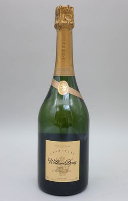 gros plan d'une bouteille de champagne sur fond blanc