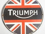 un panneau rond sur lequel est inscrit le mot « triomphe »