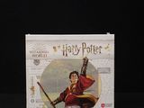 une image représentant une boîte sur laquelle figure Harry Potter tenant une baguette magique