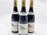 trois bouteilles de vin posées sur une surface blanche