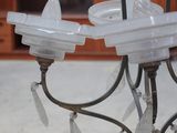 un lustre auquel sont suspendus de nombreux éléments en verre