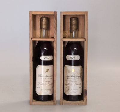 deux bouteilles de vin dans un coffret en bois sur une surface blanche