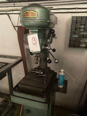 une machine posée sur une table dans une pièce