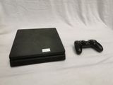 une console de jeux vidéo et une manette posées sur un drap blanc