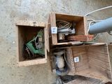 une boîte en bois contenant tout un tas d'outils