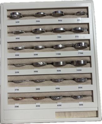 une photo d'une vitrine contenant plusieurs cuillères