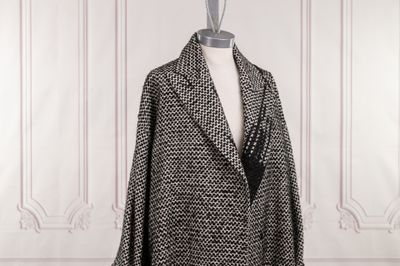 un manteau noir et blanc sur un mannequin, un mannequin, un mannequin, un mannequin, un mannequin, un mannequin, un mannequin, un mannequin, un mann