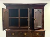 une grande armoire en bois à deux portes ouvertes