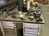 un établi avec de nombreux outils
