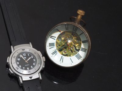 deux montres posées sur une table noire