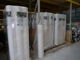de nombreux rouleaux de matelas empilés dans un entrepôt
