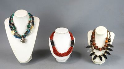 trois colliers différents exposés sur un mannequin blanc