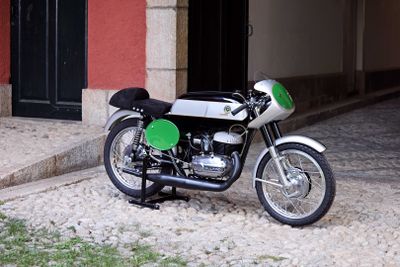 une moto garée sur le côté de la route
