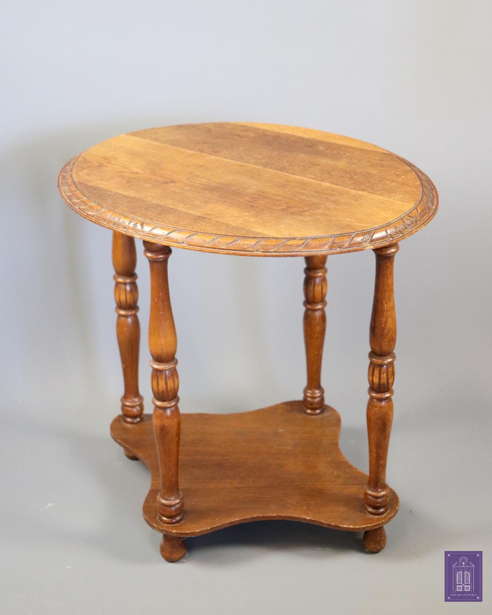 Table d'appoint de forme ovale en bois mouluré, reposant sur…
