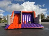 un toboggan gonflable installé au milieu d'un parking