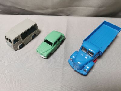 DINKY TOYS GB HILLMAN Minx verte.