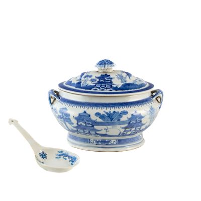 une image représentant un bol à soupe bleu et blanc avec une cuillère