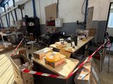 une grande pièce avec beaucoup de cartons et une table