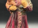 figurine représentant une petite fille tenant un chat et un chien