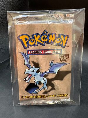 un gros plan sur une boîte de cartes à collectionner Pokémon posée sur une table