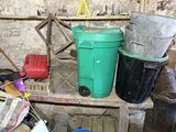 de nombreuses poubelles posées sur une étagère dans une pièce