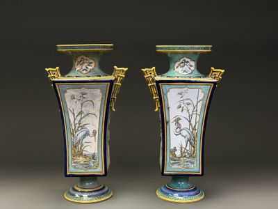 SARREGUEMINES. Paire de vases pagodes en faïence à décor de …