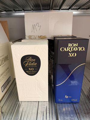 deux cartons de vin posés sur une étagère en métal
