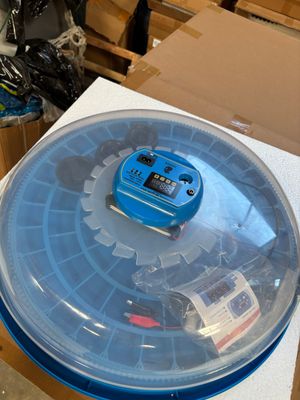 un récipient en plastique muni d'un couvercle bleu posé sur une boîte en carton