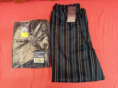 Le pantalon est noir et bleu, avec des rayures.