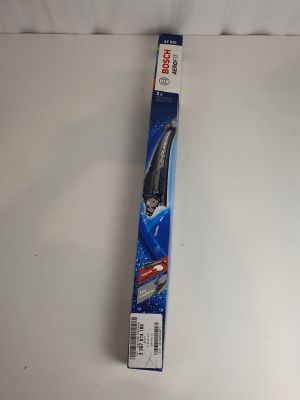une image montrant un gros plan d'une boîte de brosses à dents posée sur une table