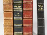 plusieurs livres sont alignés sur une surface blanche