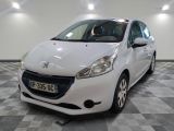 la petite voiture blanche est garée dans une grande pièce