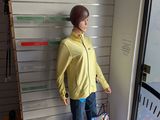 un mannequin représentant un homme debout devant une fenêtre