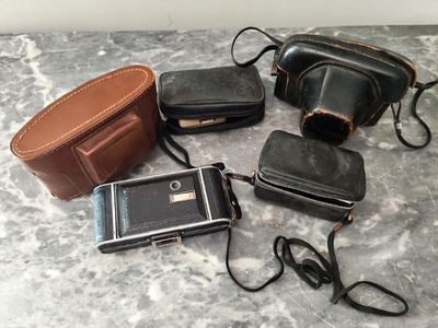 de nombreux modèles de sacs à main posés sur une table