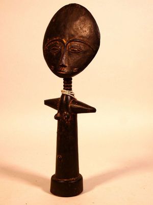 ASHANTI, Ghana. Bois, patine noire, perles.