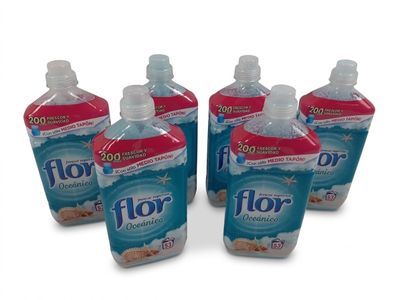 quatre flacons de gel hydroalcoolique « Flor » posés sur une surface blanche