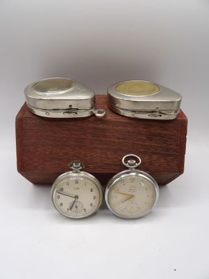 deux horloges posées sur un bloc de bois