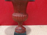 un vase rouge posé sur une table