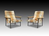une paire de chaises longues avec des coussins rembourrés