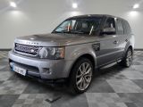 une photo d'un Land Rover argenté garé dans un garage
