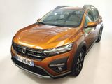 un gros plan d'une voiture orange garée dans une pièce blanche