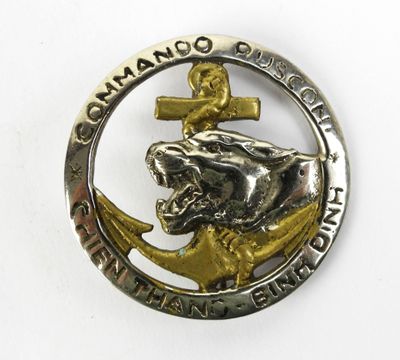 un gros plan d'un insigne métallique orné d'un lion