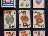plusieurs cartes à jouer et un paquet de cartes à jouer posés sur une table